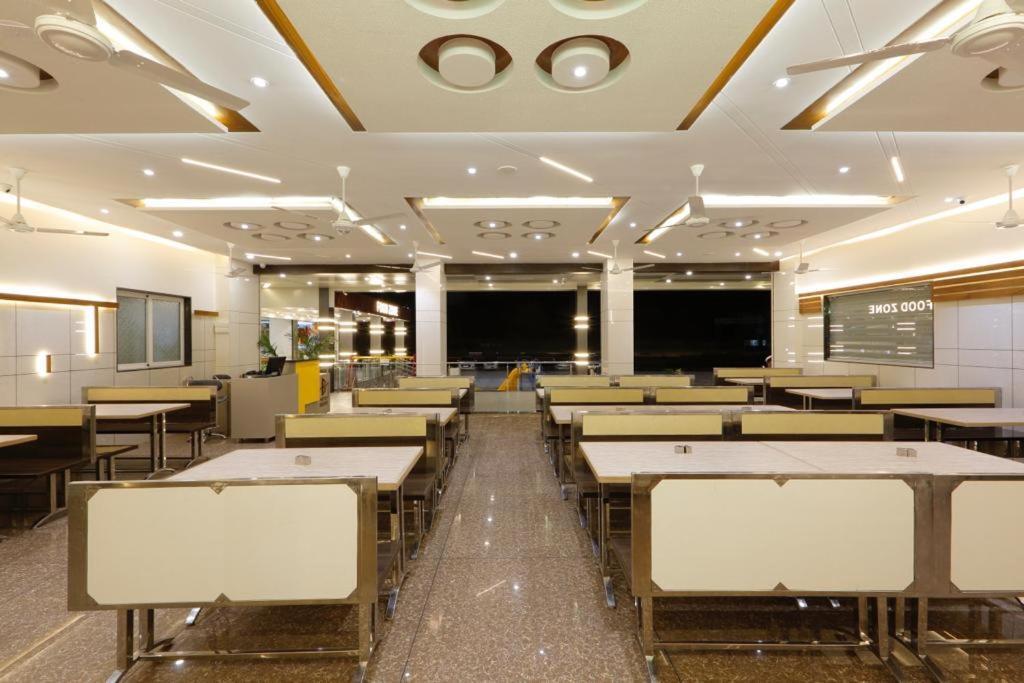 Hotel Decent Unjha Kültér fotó