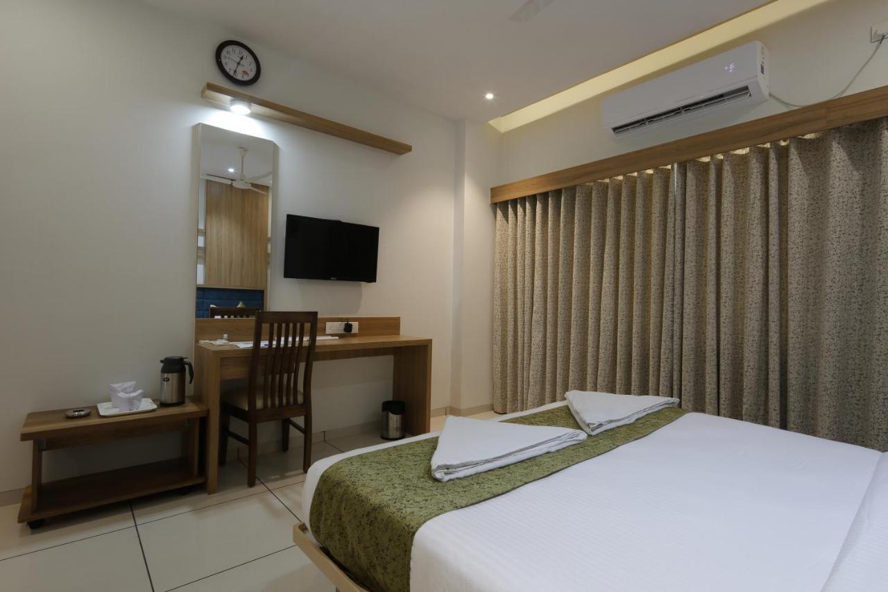 Hotel Decent Unjha Kültér fotó