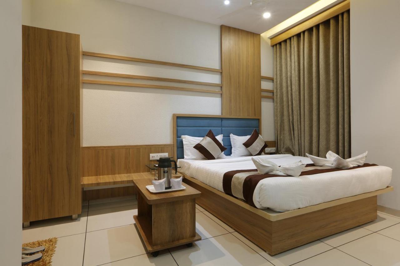 Hotel Decent Unjha Kültér fotó