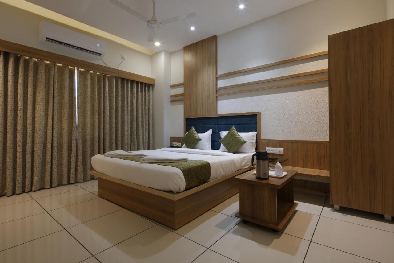Hotel Decent Unjha Kültér fotó