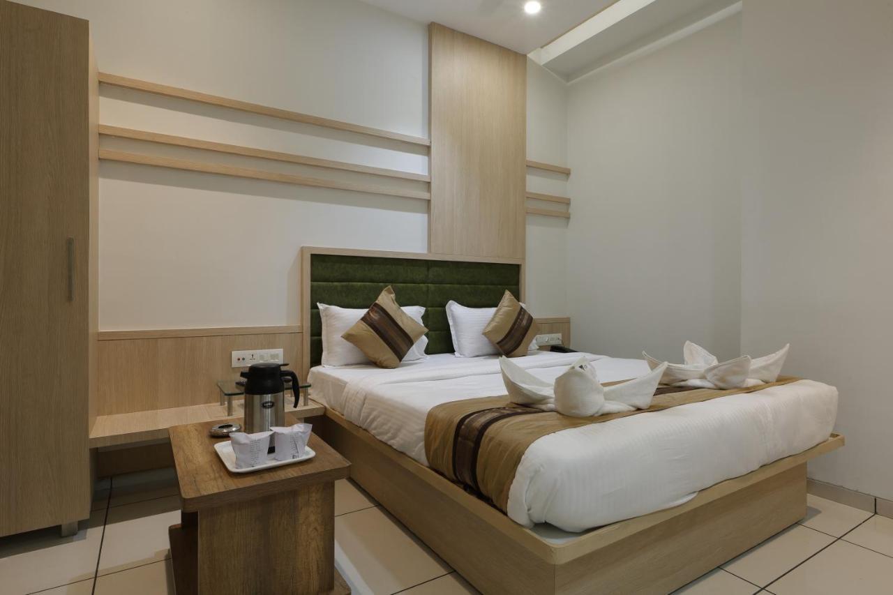 Hotel Decent Unjha Kültér fotó