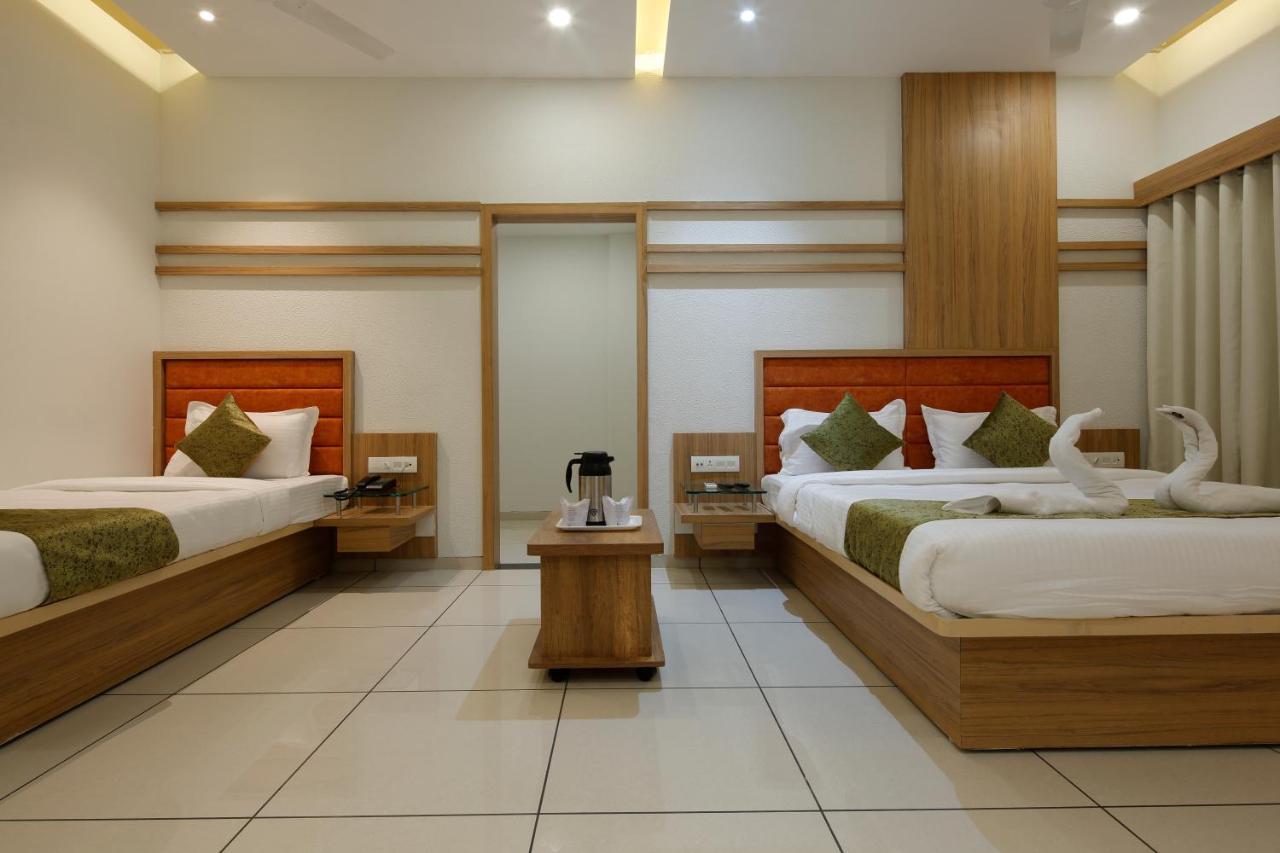 Hotel Decent Unjha Kültér fotó